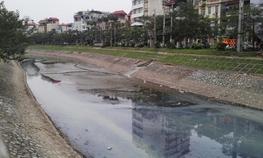 Sông Kim Ngưu bị ô nhiễm