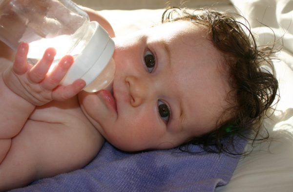 nước cản trợ lượng dinh dưỡng hấp thu của trẻ sơ sinh