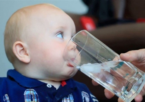 Những lý do không nên cho trẻ sơ sinh uống nước