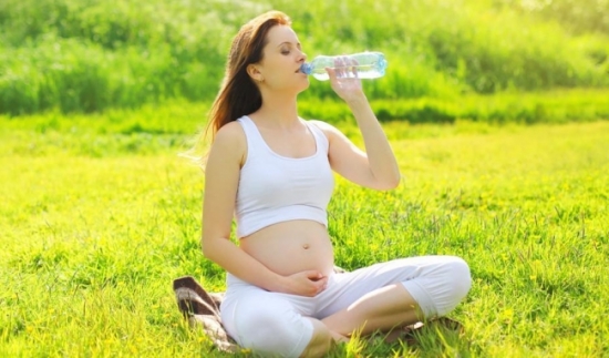 Vai trò của việc uống đủ nước với mẹ bầu