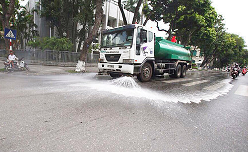 Tưới rửa đường tại Hà Nội