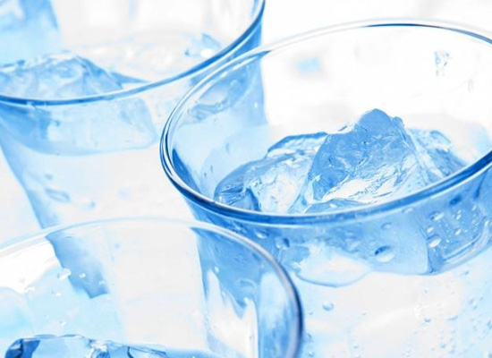uống nước lạnh hỗ trợ giảm cân